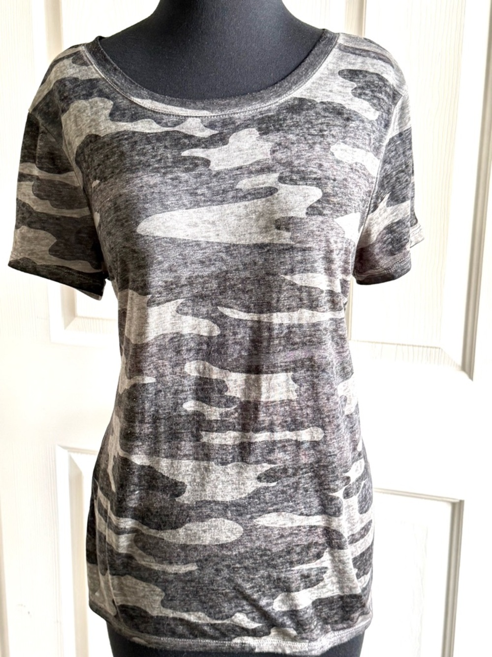 Lucky Brand Women's Gray Camo Short Sleeve Scoop Neck Tee